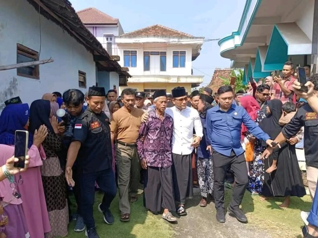 Gus Miftah bersama Guru Madin Zuhdi di tengah masyarakat.
