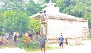 Pemuda Gereja Bantu Bangun Mushola di kampung Trikora. (Laurens/klikpapua)