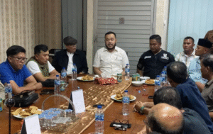 Wali Kota Padang Fadly Amran memimpin mediasi kericuhan di Kelurahan Padang Sarai, Kecamatan Koto Tangah, Minggu (27/7/2025). (Foto: Prokopim)